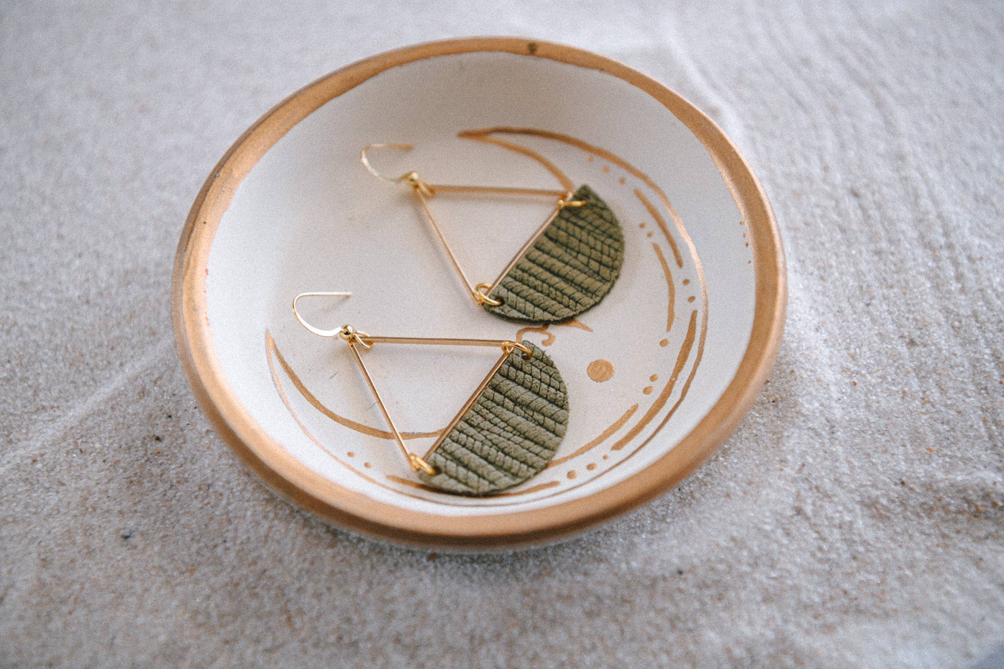 Cecelia Designs Jewelry – Brincos de argola por atacado – Brincos Triangulares e Meia-Lua em Pele 2