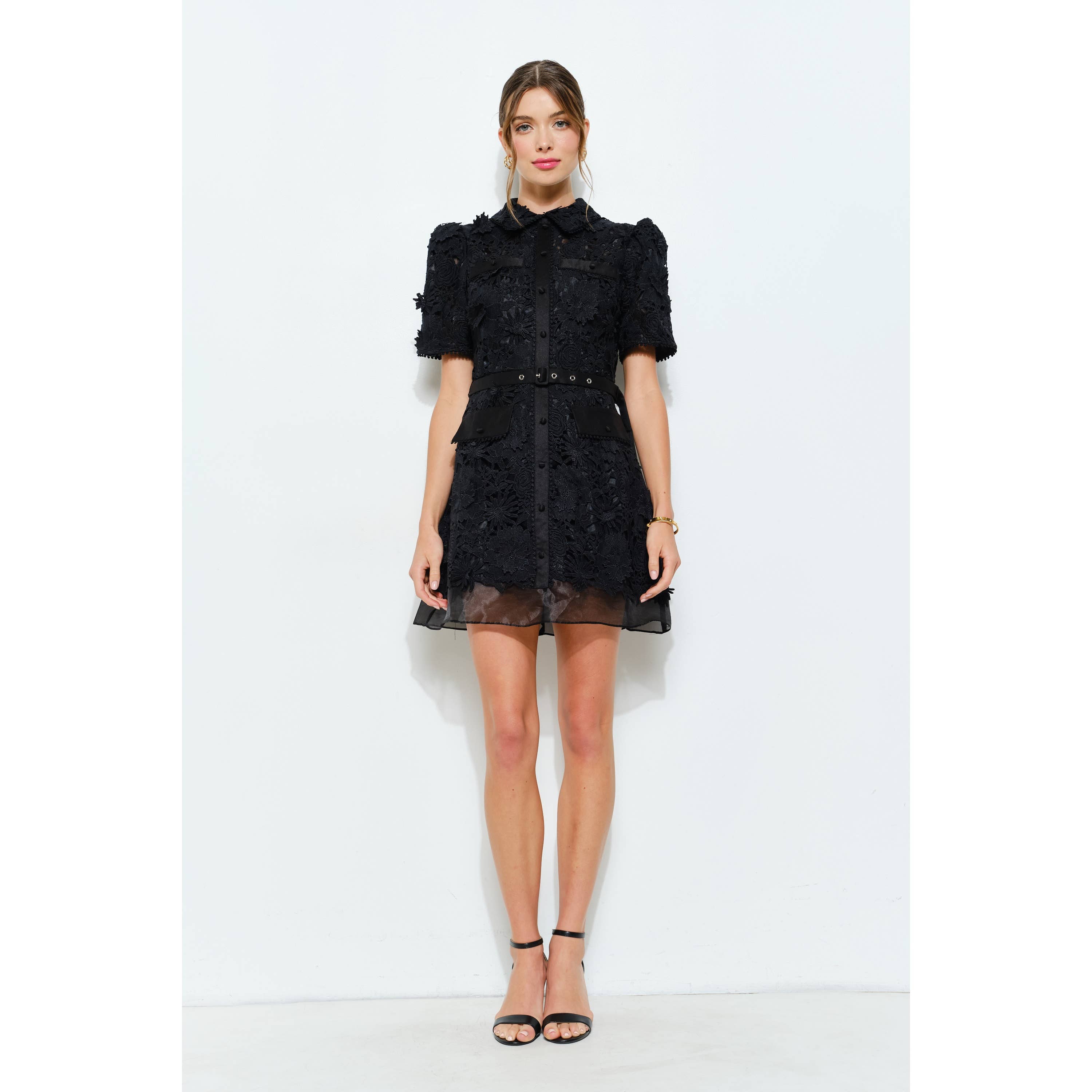 INA – Engroshandel Kjole - Dame – Kort pufærmet blomstret blonde minikjole med bælte3