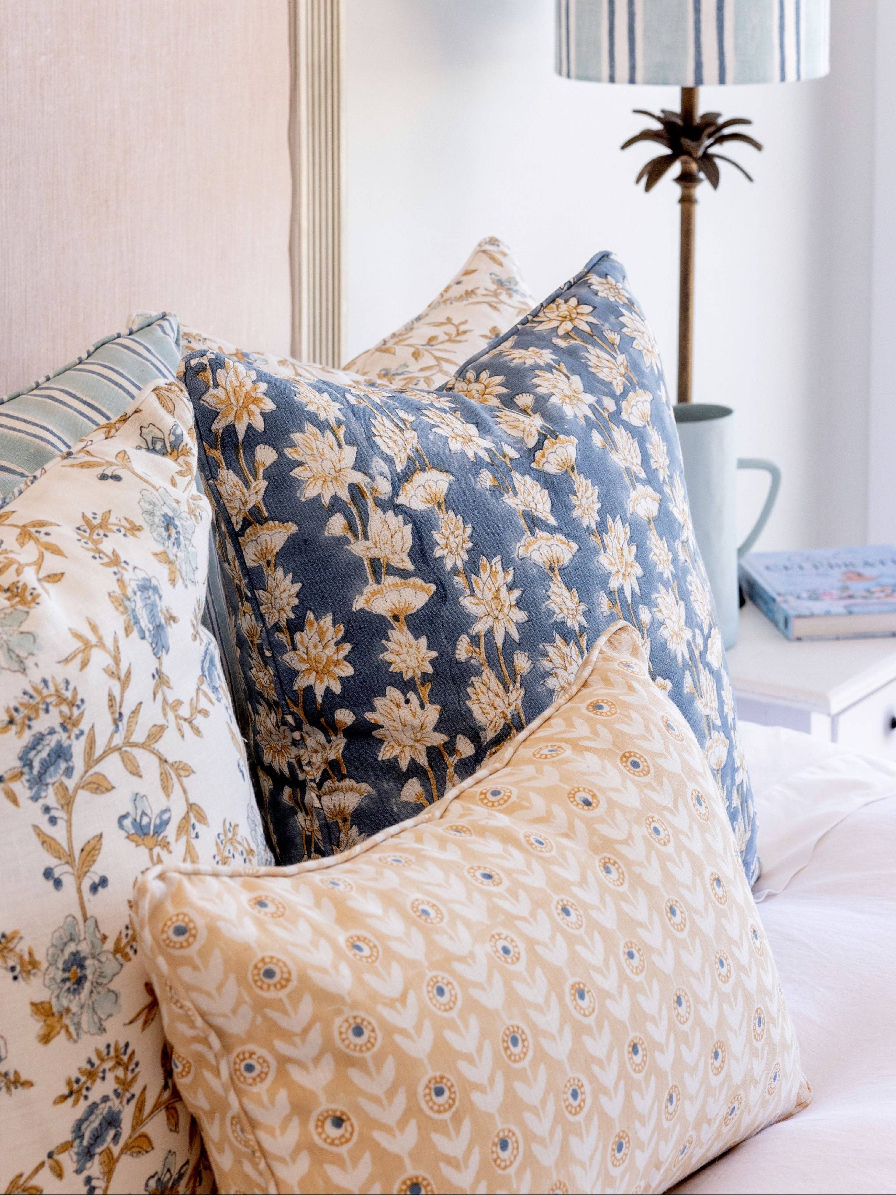 Humble Living - Venta al por mayor Cojín decorativo - Loto en Flor - Pizarra3