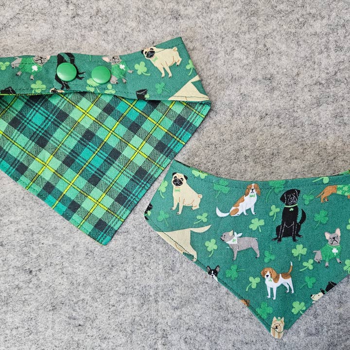 Grünes Karo- & Kleeblatt-Snap-On-Hundebandana für den Großhandel von DJS & K Handcrafted