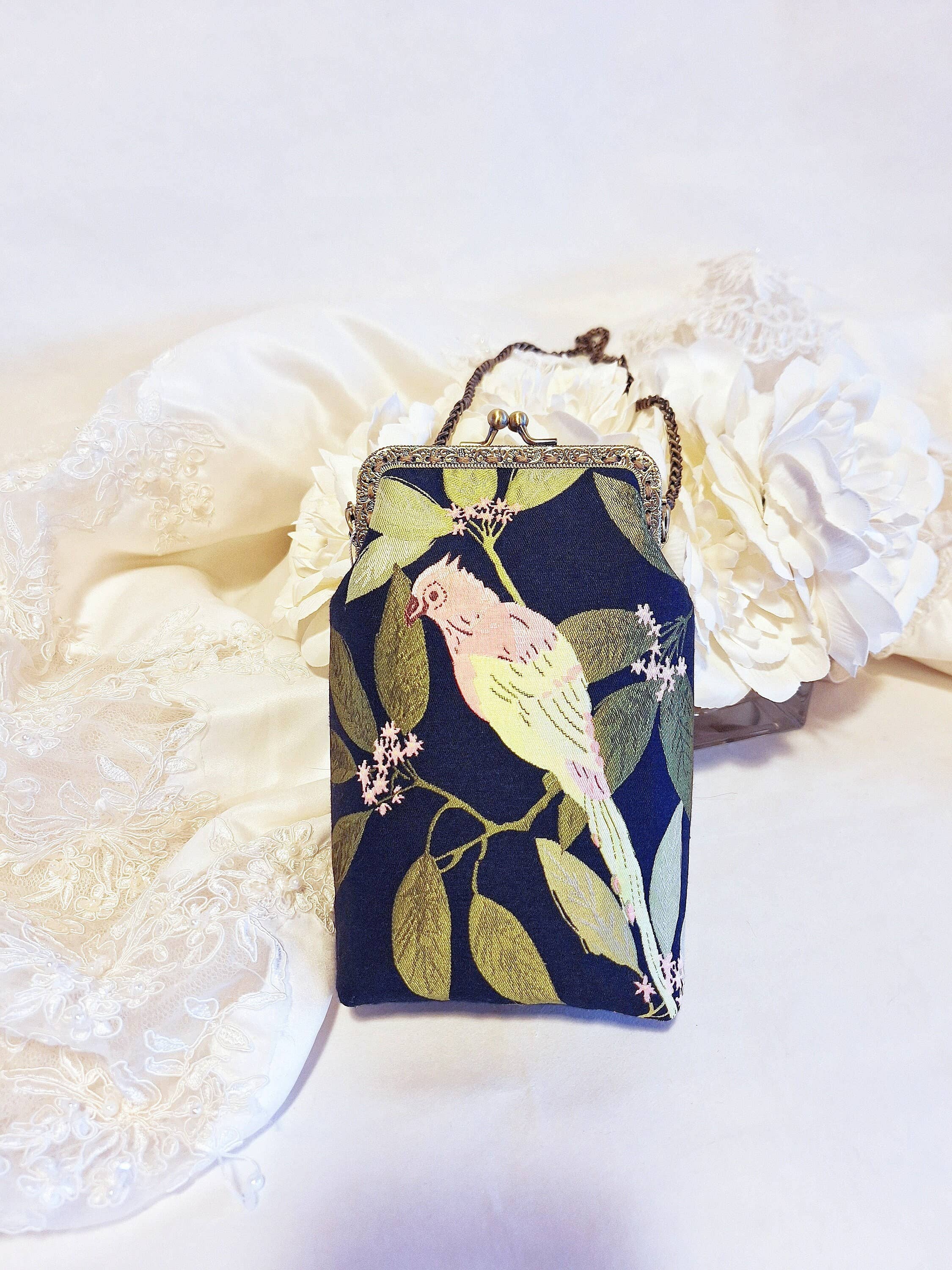 LeisTextileStudio - Vente Pochette – femme - Pochette de téléphone faite main avec fermoir baiser en tissu à fleurs et oiseaux