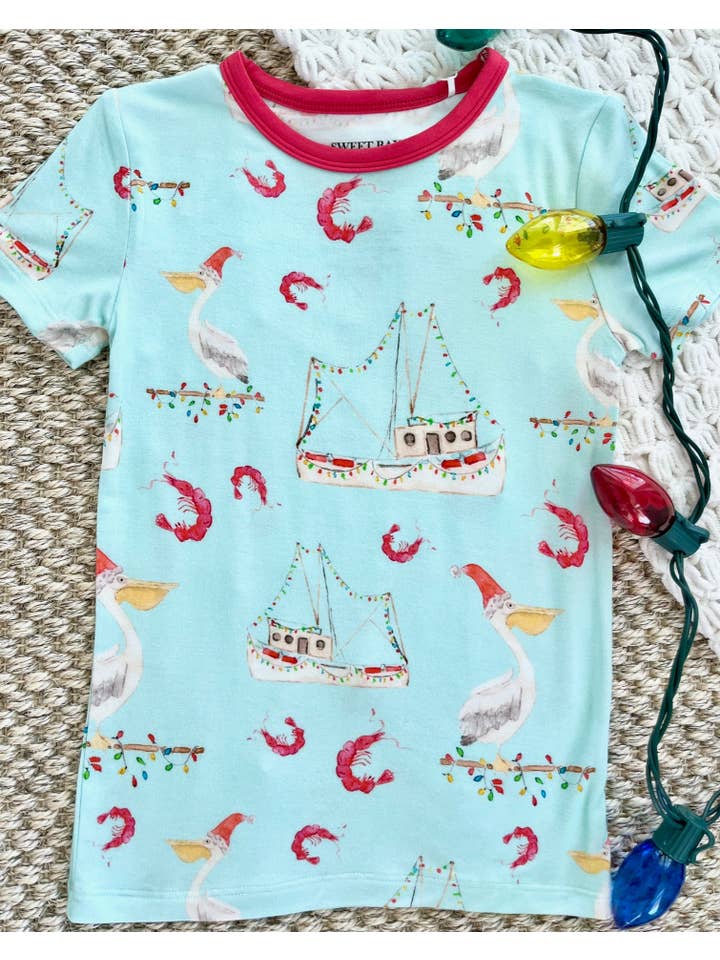 Sweet Bay Clothing – Engroshandel Pyjamasæt - Børn – Shrimp Boat Christmas To-delt pyjamasbuksesæt1