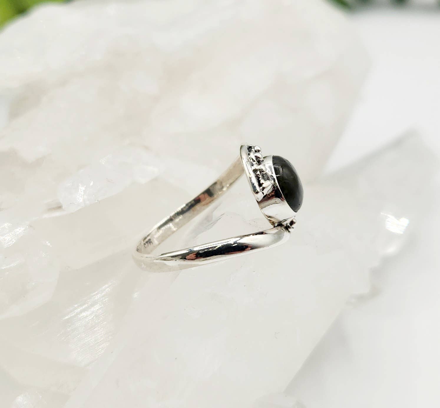 Meraki Gemstones - Vendita all'ingrosso Anelli con pietra singola/solitario - 
Anello in argento 925 con pietra semipreziosa Labradorite Evil Eye 1