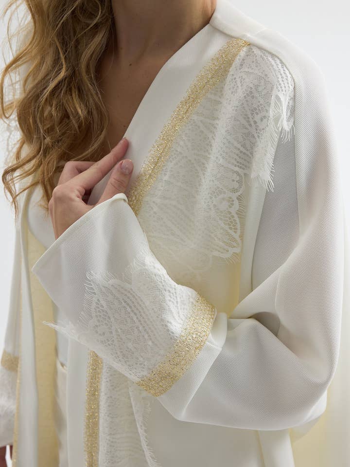 Abaya aus cremeweißer Spitze mit goldenen Details für den Großhandel von Store WF