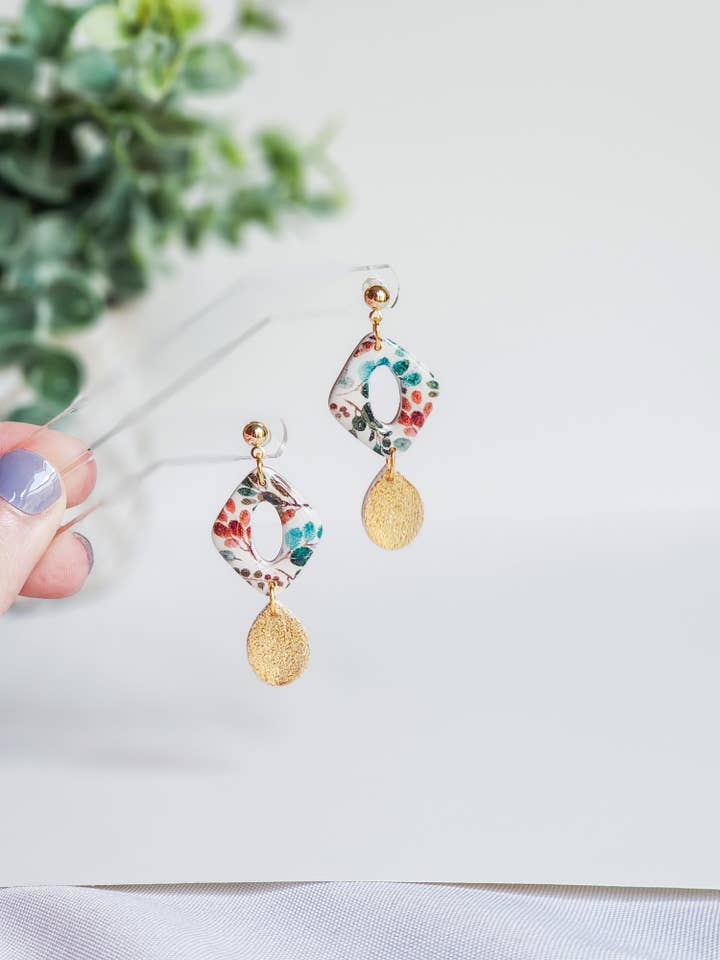 Boucle d'oreille Phoebe Drop avec breloque en verre pour la vente par Marbled Maven