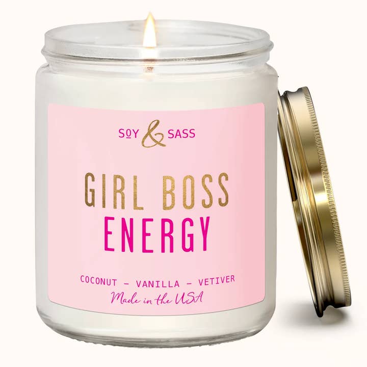 Pige Boss Energi 7,2 oz Soja Lys Hjemmedekoration & Gaver for engroshandel hos Soy and Sass