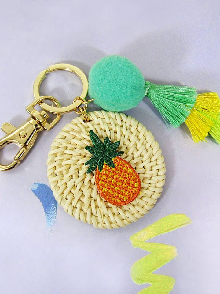 Portachiavi in rattan con ananas per la vendita all'ingrosso da parte di TheTizana