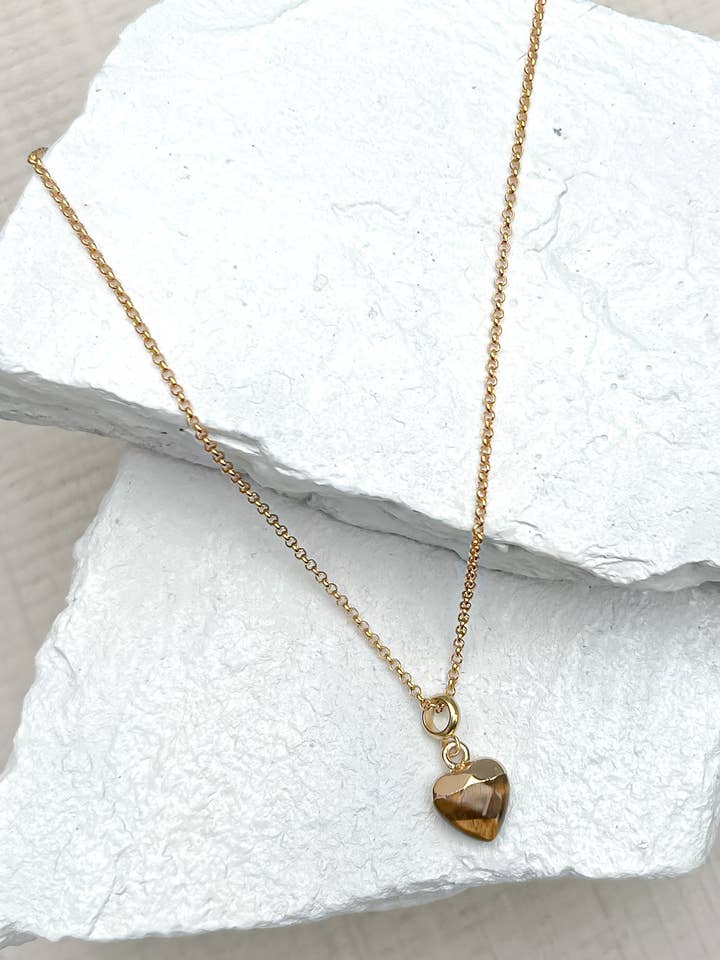 Collier Plaqué Or avec Petit Cœur en Œil de Tigre pour la vente par Roc Jewellery