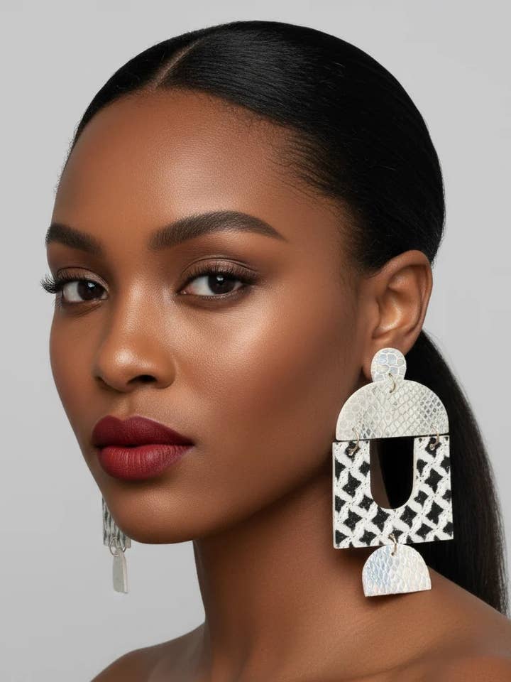 Python sølvprægede oversized øreringe: Geometrisk smykke for engroshandel hos Designed By Risha