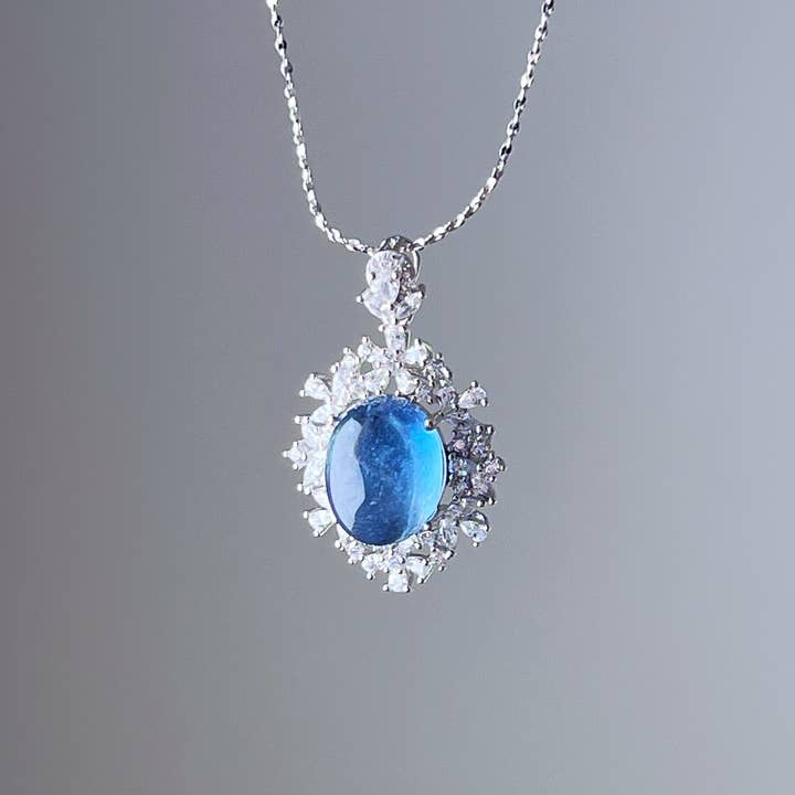Collier tendance en forme de cabochon ovale bleu aigue-marine pour la vente par Ninaouity
