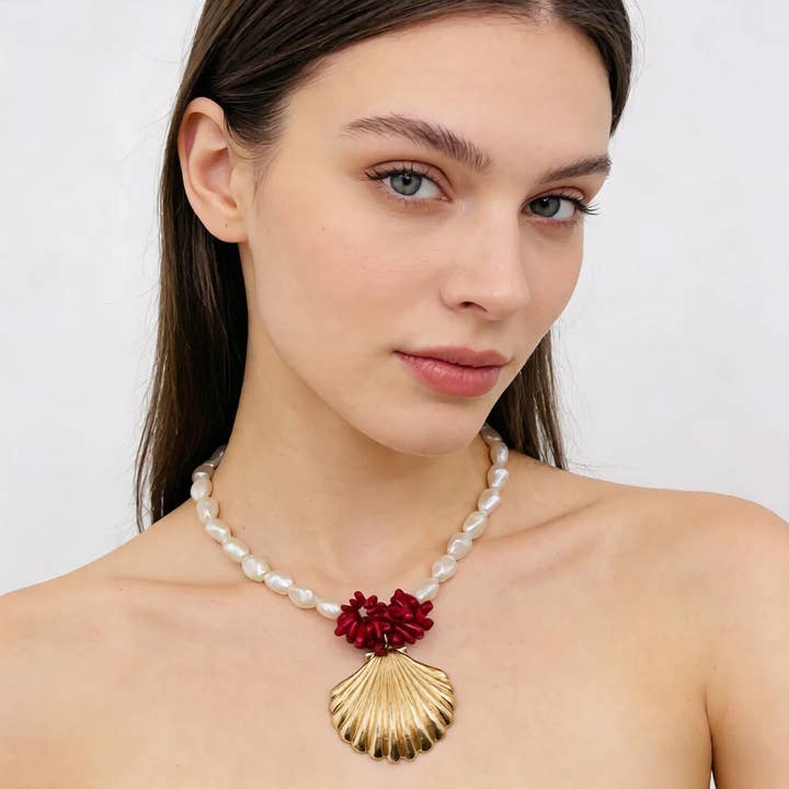 Barocka pärlor och korallhalsband med gyllene snäcka för wholesale av IngrossoZagatto by INCI SRL