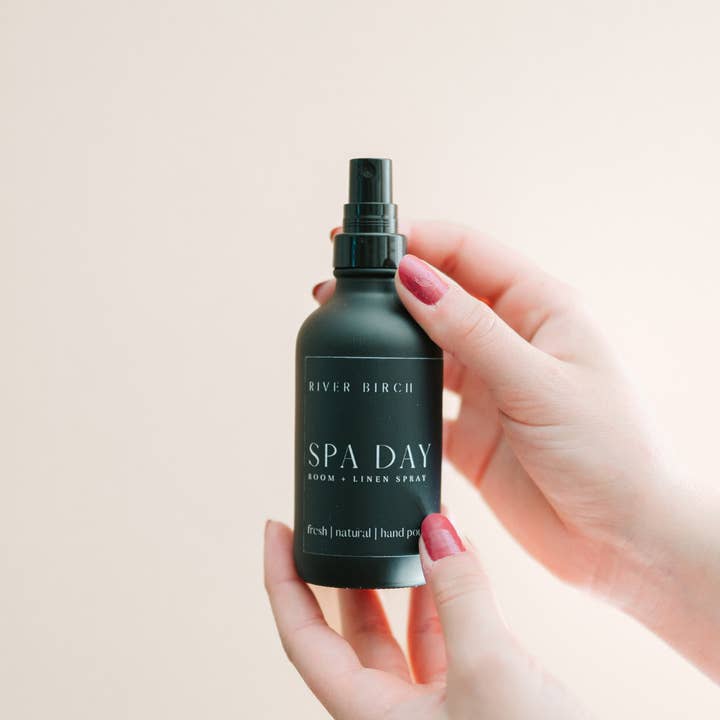 River Birch Candles – wholesale Rums- och linnespray – Spa Day - 4 oz Svart Glas Room + Linne Spray1