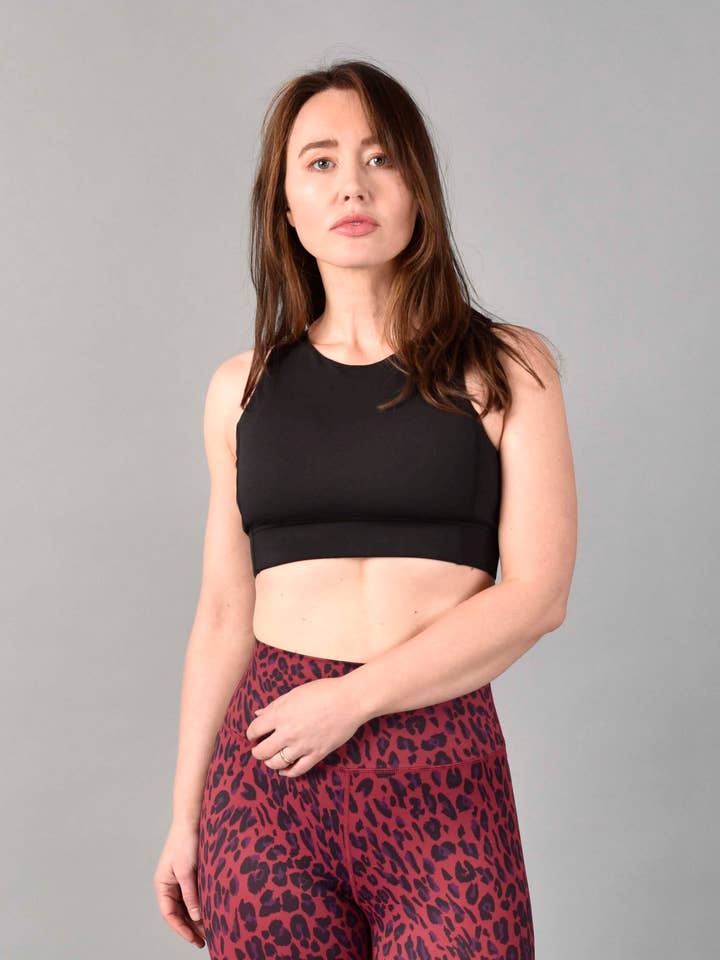 Soutien-gorge de compression long Anna Recycled Core en noir mat pour la vente par Wear Love More LLC