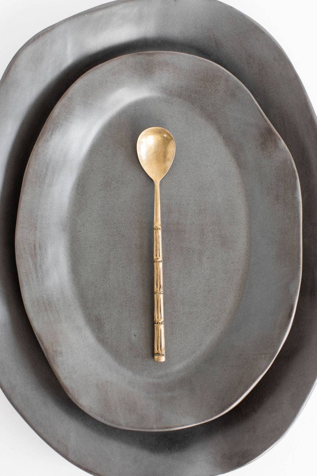 Tagliaferro Ceramics – Großhandel Servierplatten – Moderne Servierplatte in Anthrazit1