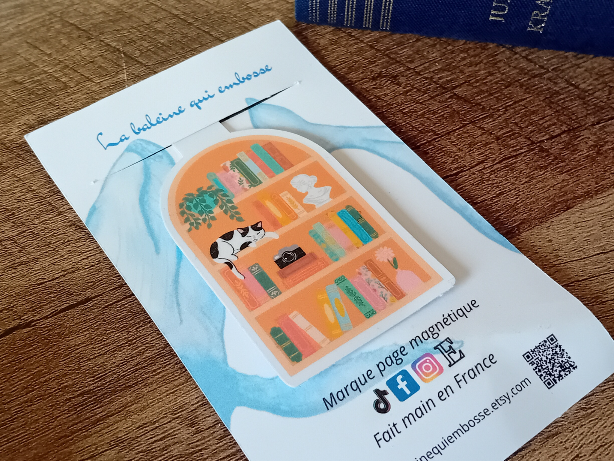 La baleine qui embosse – Großhandel Lesezeichen – Magnetisches Lesezeichen - Bibliothek und Katze2