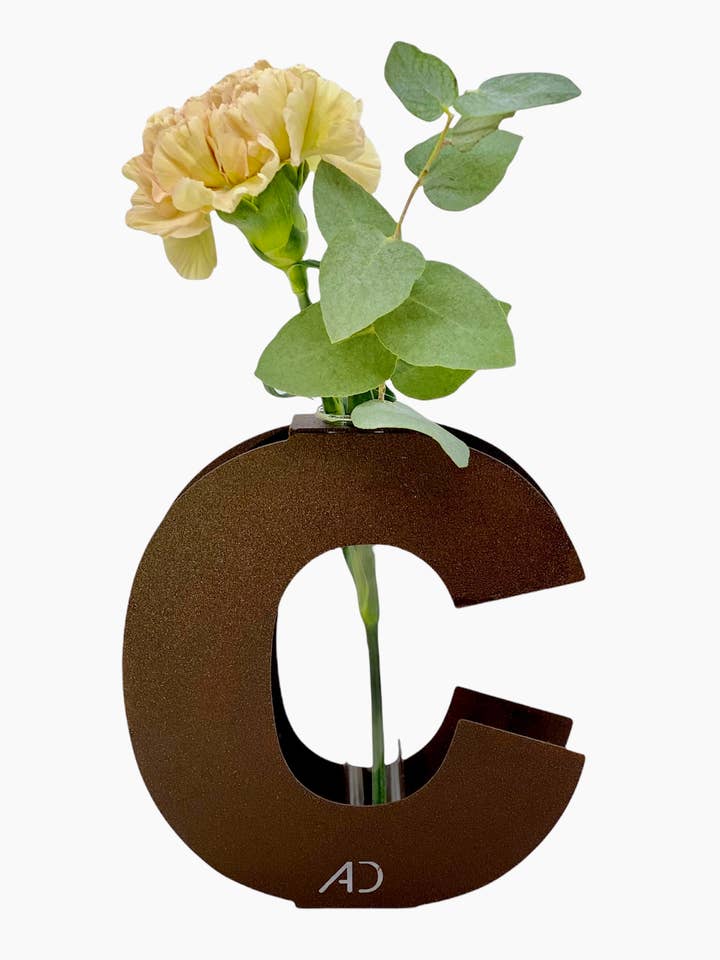 Enstaka blomma Corten vas bokstaven C för wholesale av Alphabet Design