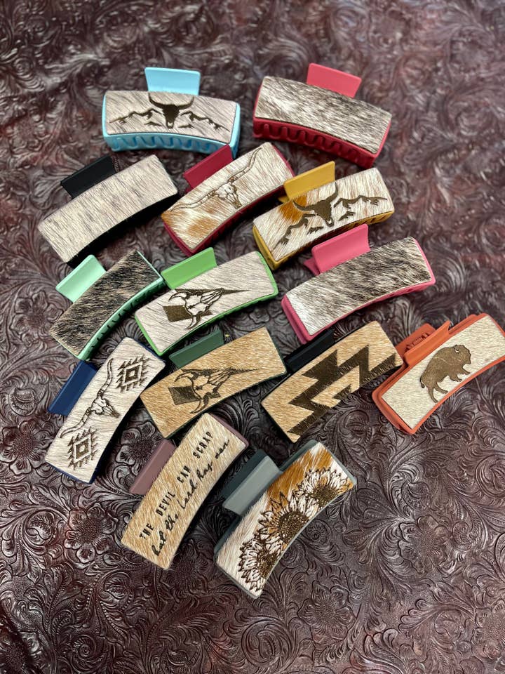 Set di 12 fermagli a forma di artiglio in pelle bovina casuali per la vendita all'ingrosso da parte di Twisted Iron Wholesale