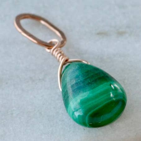 Pendentif Gemme de Marée Basse - charme en pierre précieuse de malachite verte rayée pour la vente par Foamy Wader