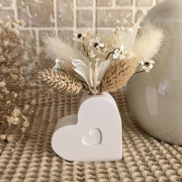 Maison Oline - Wholesale Decorative Tabletop Object - Jesmonite Heart + Dried Flowers