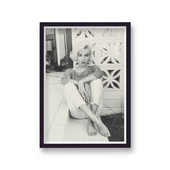 Pantalones capri y suéteres de Marilyn Monroe sentada sobre escalones para venta al por mayor de Gallery Print and Art