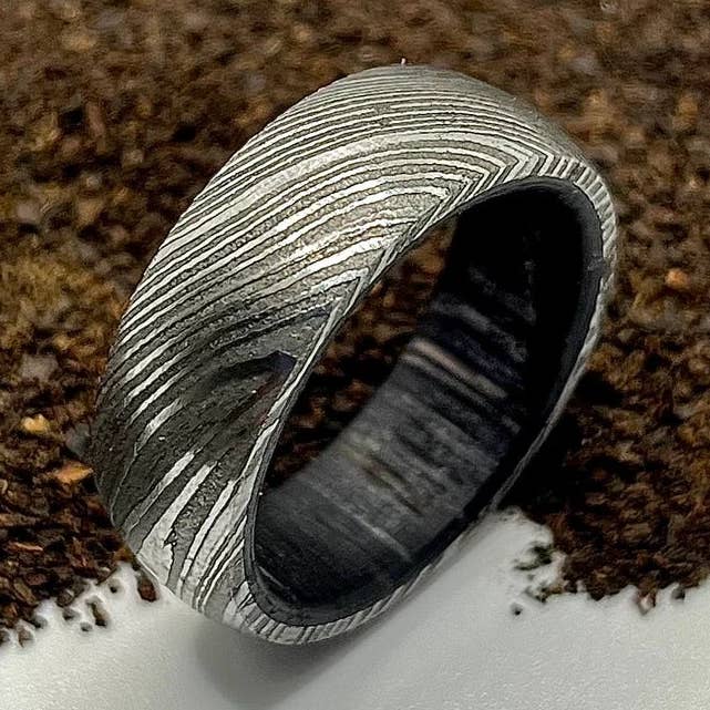 Rustik ring i hamrad damaskusstål med inlägg av ädelträ för wholesale av RustyStudioUSA