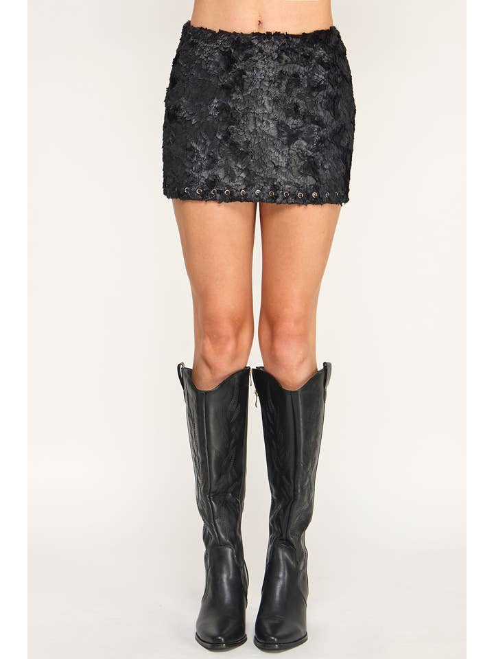 Weiss Feder-Minirock - Wildleder-Fell mit Peitschenstich in mittlerer Taille für den Großhandel auf Faire6