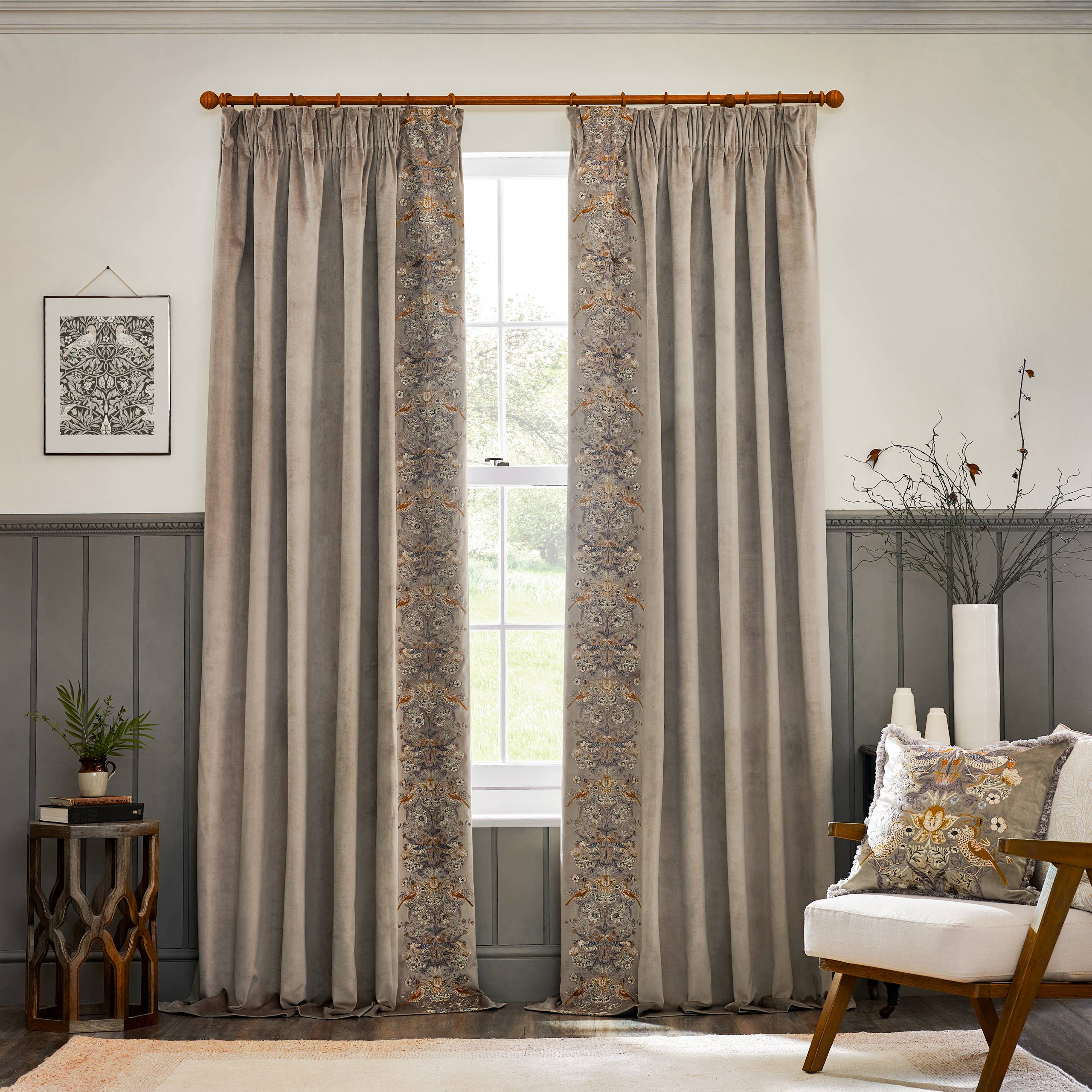 Galleta Cojín de terciopelo bordado Strawberry Thief Biscuit de venta al por mayor en Faire6