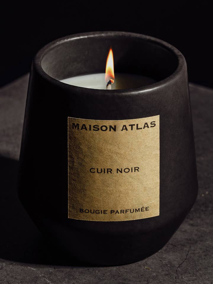 Geurkaars in handgemaakt keramisch houder - Cuir Noir voor wholesale door MAISON ATLAS