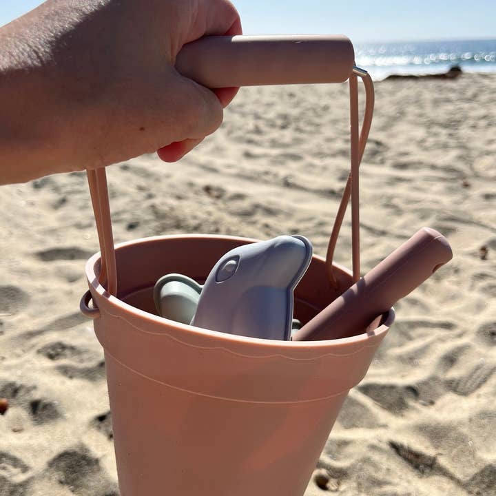 The Organized Mommy Co - Vente Jouet de plage/piscine - Enfant et bébé - Seaux de plage en silicone avec accessoires de sable1
