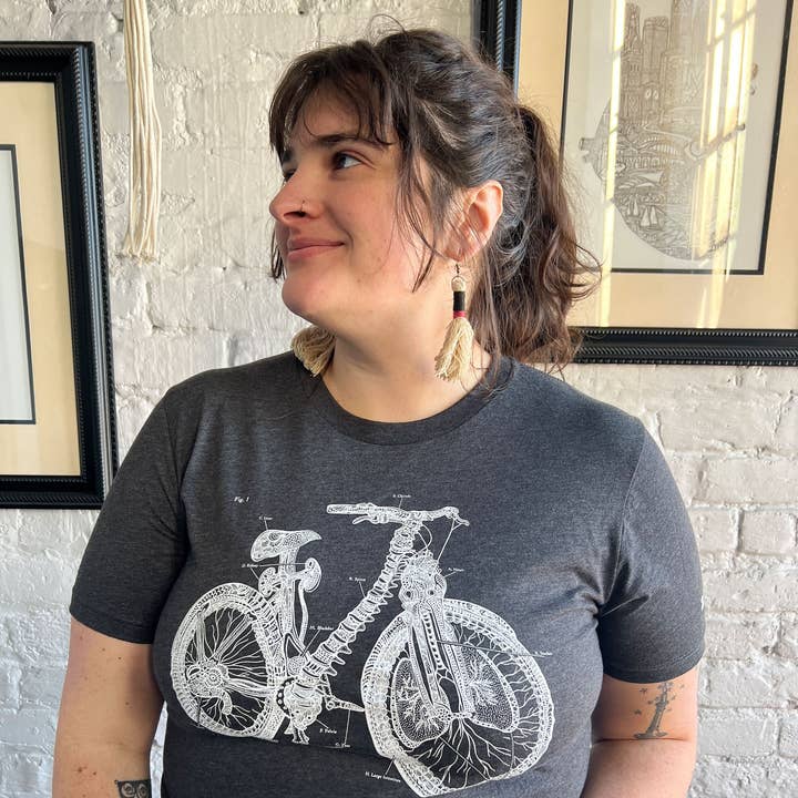 Camiseta Unissexo com Espinha de Bicicleta Anatómica por atacado de Artery Ink