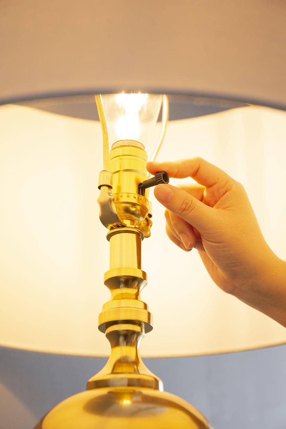 A&B Home Group Inc. – Candeeiro de secretária/decorativo por atacado – Candeeiro de Mesa D18x27,5" - Dourado/Branco3