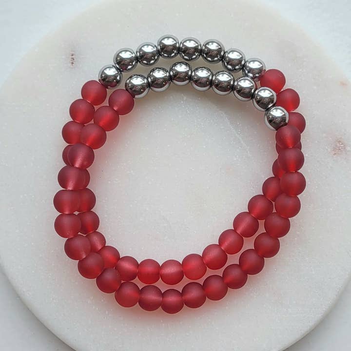 Bracelet bordeaux fait main avec perles élastiques en verre et hématite pour la vente par Daphne'Style
