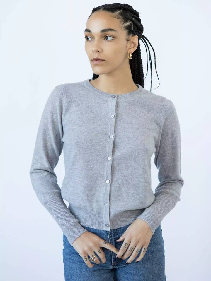 Cardi en cachemire Lyla (stormy) pour la vente par UNIKONCEPT
