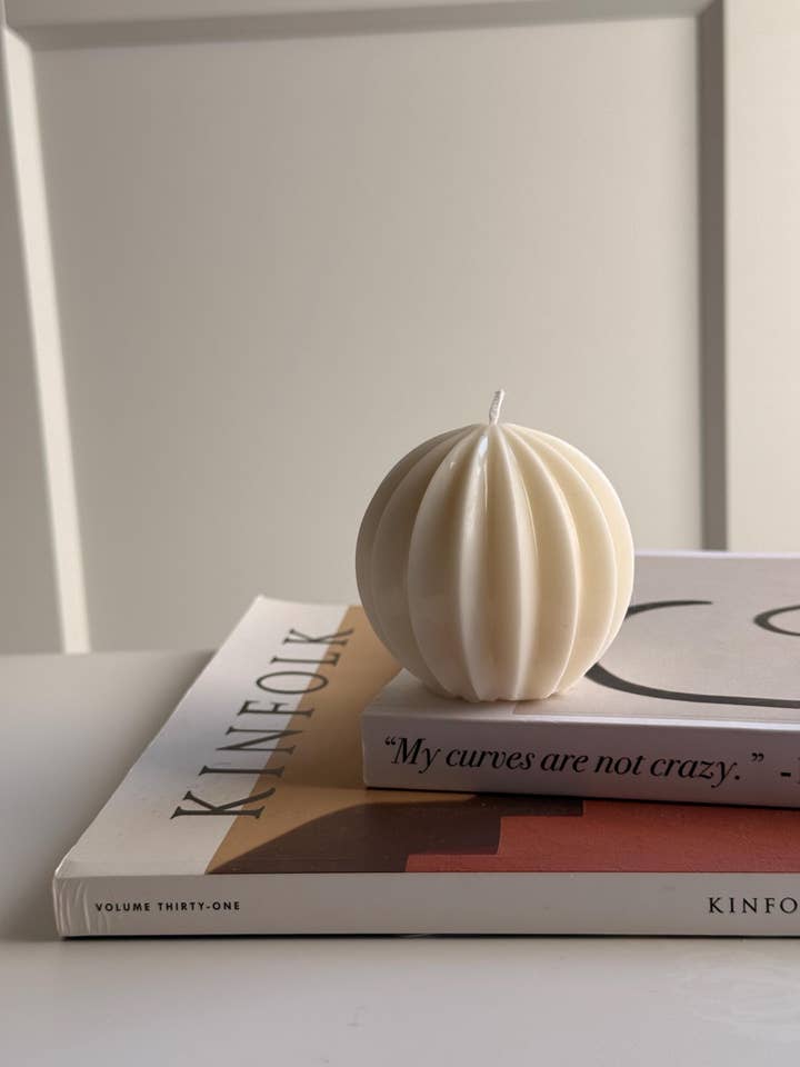 Bougie Boule de Noël - Décoration de Table Parfaite Maison Blanche pour la vente par The lines studio