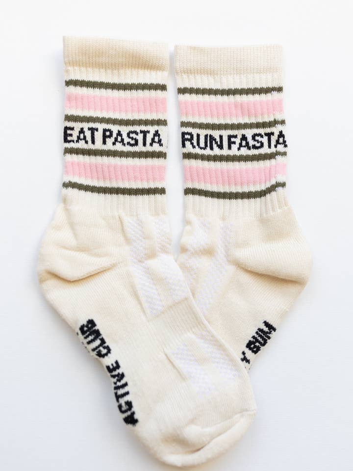 Calzini sportivi con slogan MBAC “EAT PASTA RUN FASTA” per la vendita all'ingrosso da parte di Mardy Bum Active Club