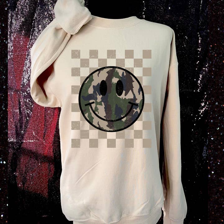 Camiseta/sudadera con estampado de camuflaje a cuadros y cara sonriente para venta al por mayor de StricklandDesignCo