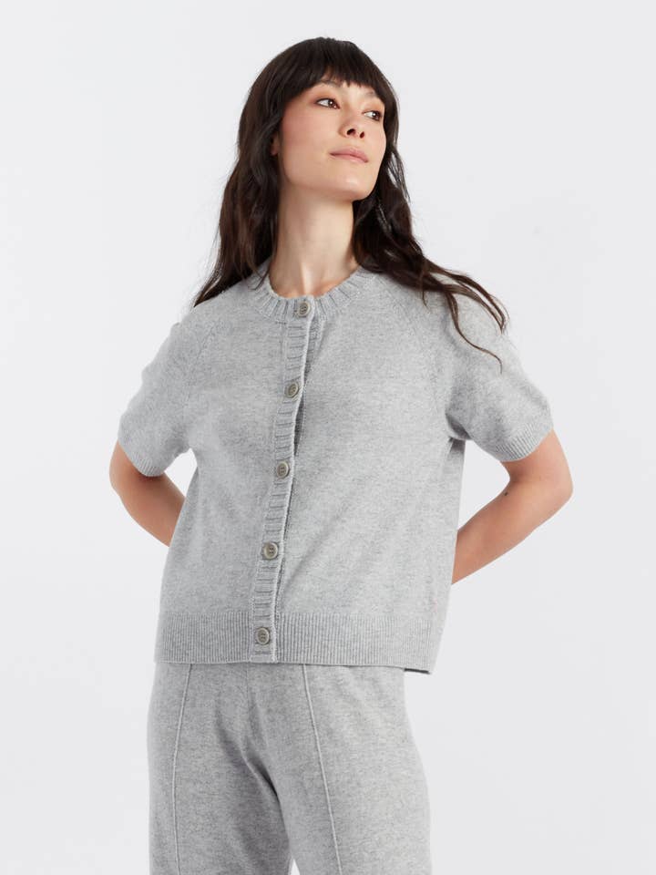 Lysgrå uld-kashmir knap T-shirt for engroshandel hos Chinti & Parker