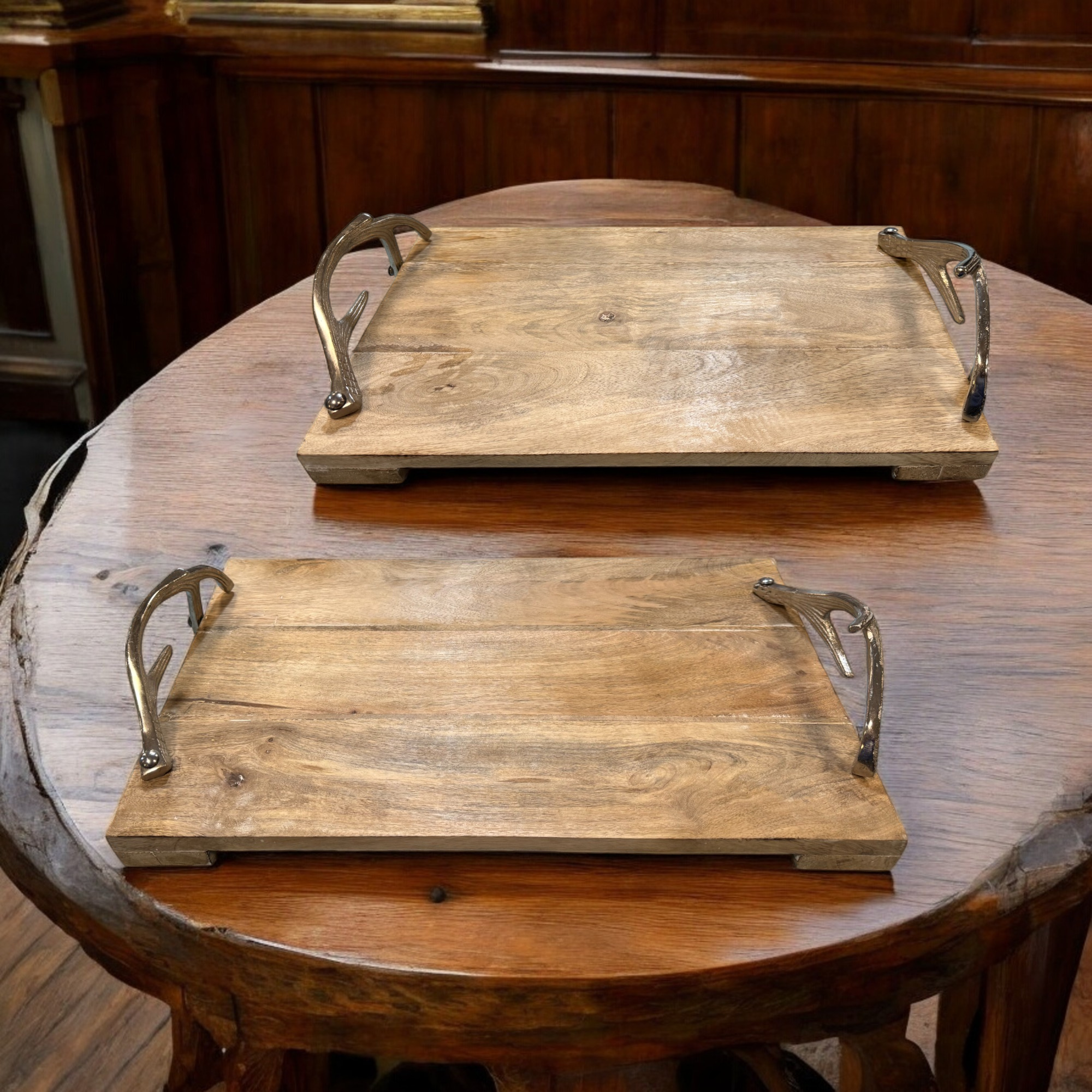 Wilco Home - Vente Plateaux de service - Ensemble de 2 plateaux de service en bois avec poignées en nickel poli3