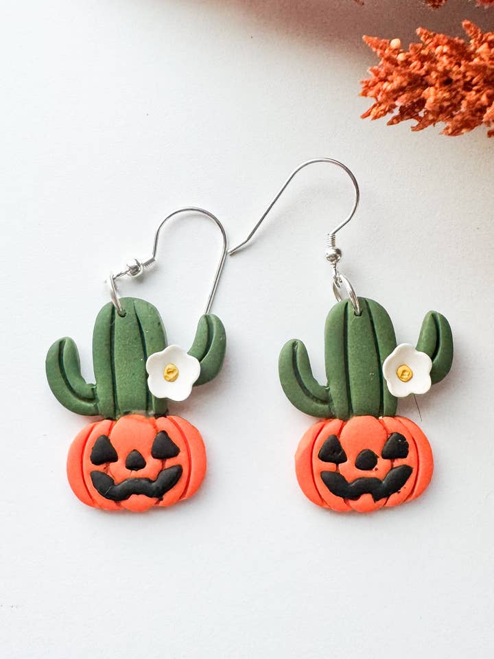 Boucles d'oreilles citrouille Jack-O’-Lantern cactus pour la vente par Mountain Made Clay - Handmade Polymer Clay Earrings