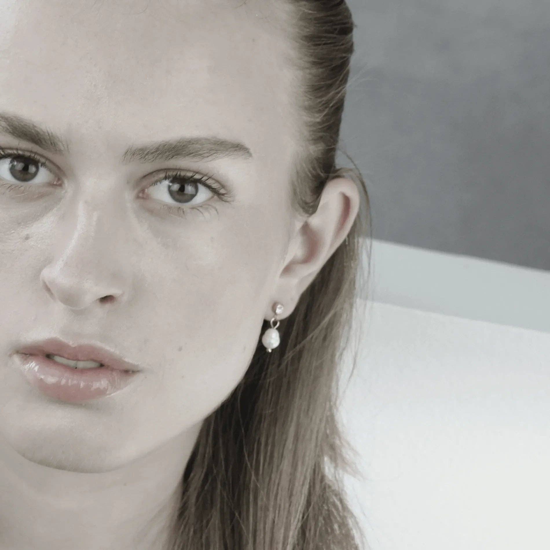 Dansk Copenhagen – Engroshandel Hængeøreringe og creoløreringe – Joy Waterproof Post Pearl & CZ Earring 18K Gold Plating5