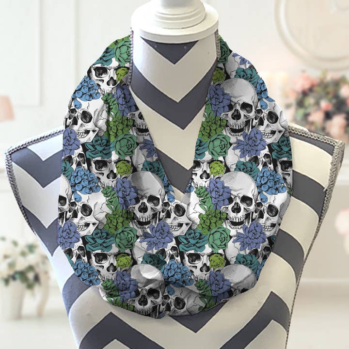 Lenço Infinito Skulls & Blue Flowers por atacado de Potter's Printing
