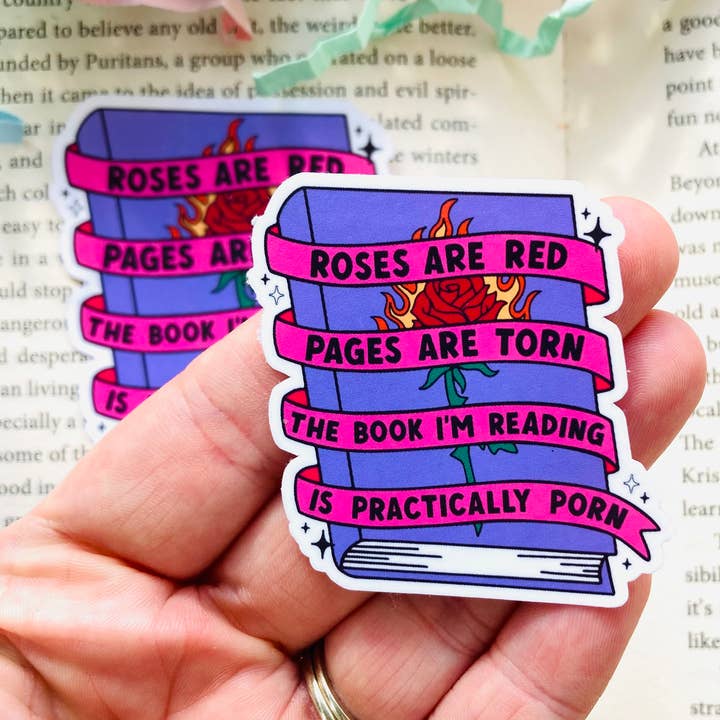 Chapter & Ink - Vente Autocollant - Autocollant Bookish Dye Cut avec des roses rouges et des pages déchirées0