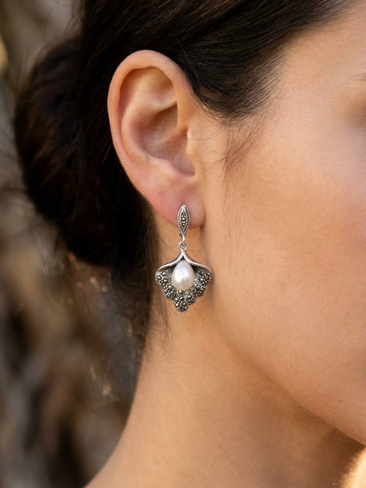 Orecchini pendenti in argento sterling 925 Art Déco con marcasite e perle per la vendita all'ingrosso da parte di Noble Mount