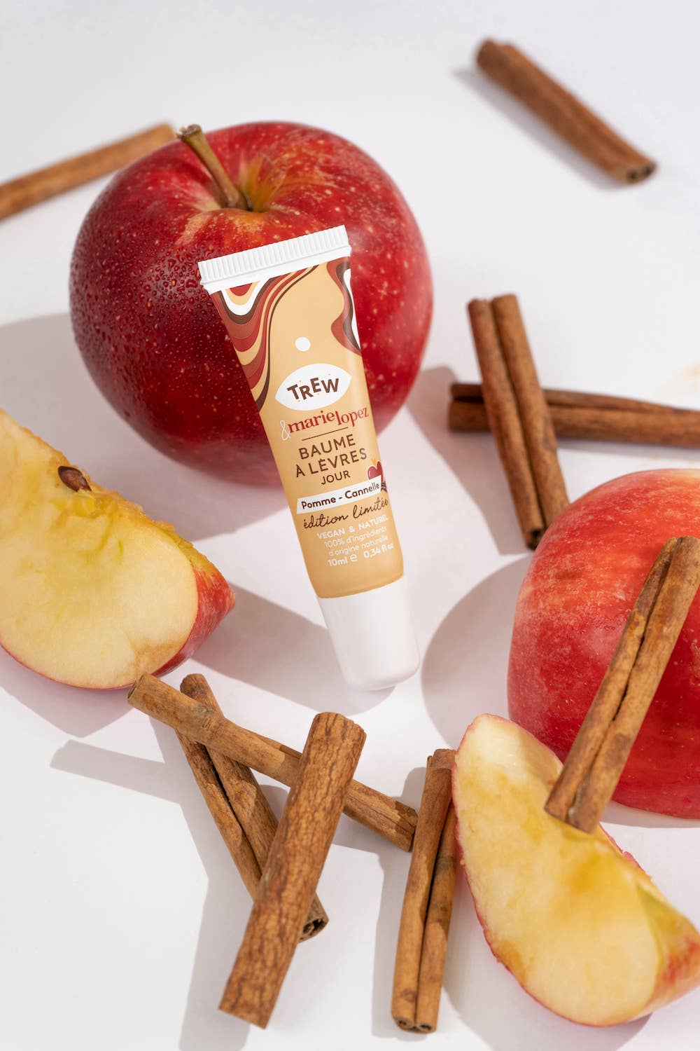 Trew Cosmetic - Wholesale Lippenbalsem - Dagelijkse lippenbalsem met appel-kaneel geur, 100% natuurlijk en vegan1