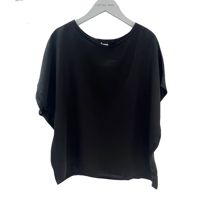 Haut T-shirt ample en satin noir pour la vente par Last True Angel