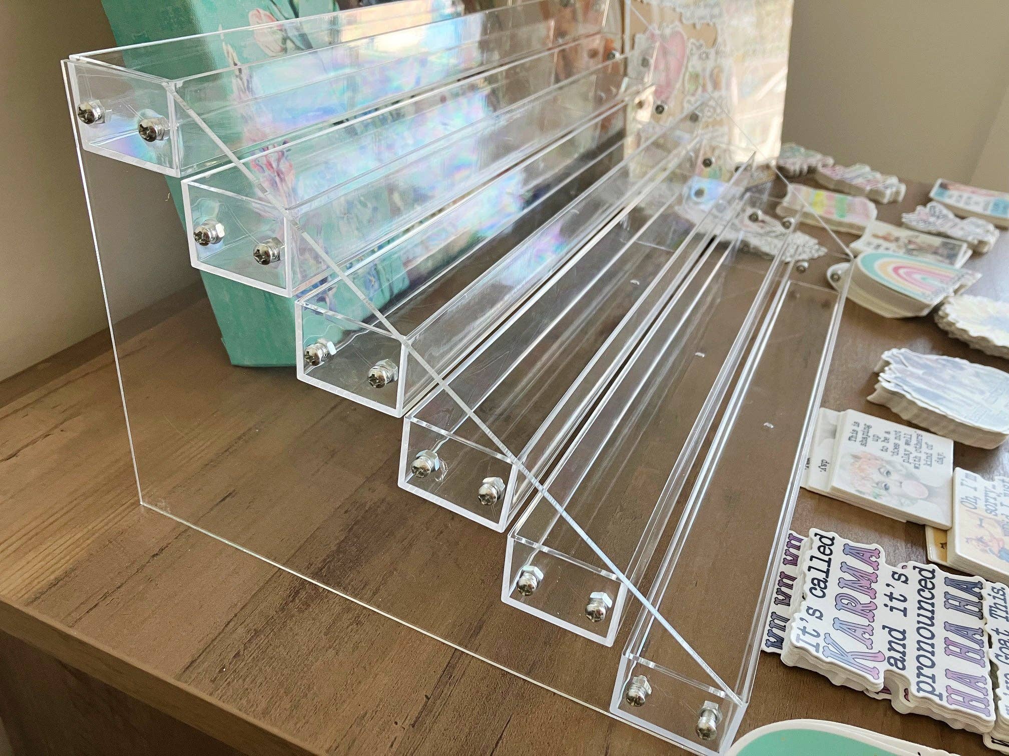 cottage + crown - Vente Support/étui pour présentoir - Présentoir acrylique autocollant en vinyle à 6 niveaux 12,4 pouces4