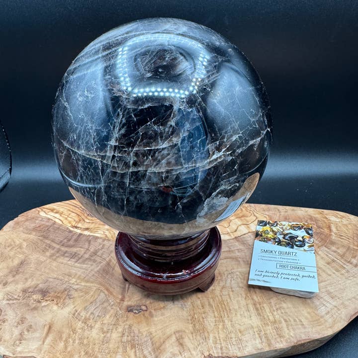 Sphère XL en quartz fumé de Madagascar (9 lb) avec fiche d'information H314 pour la vente par The 7 Directions