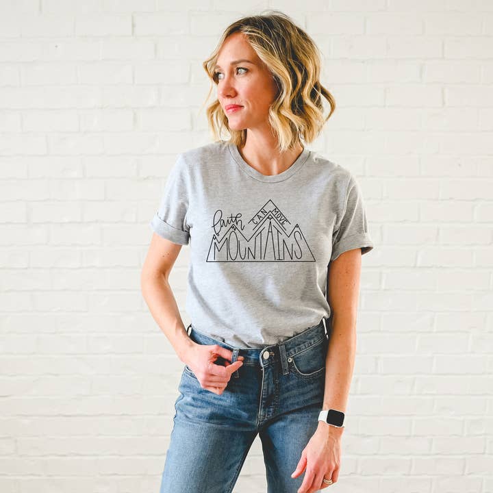T-shirt à motif chrétien Faith Can Move Mountains pour la vente par Words & Wellness