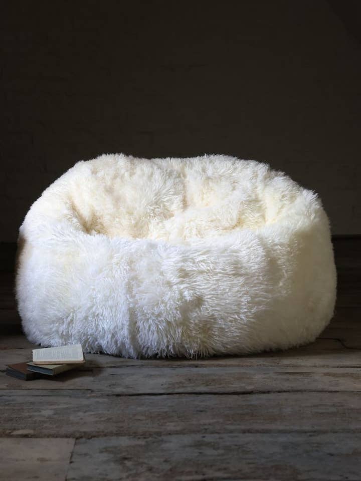 Sheepskin XL sittsäck Yetti i elfenbensvit | Sumo från Owen Barry för wholesale av Owen Barry Ltd