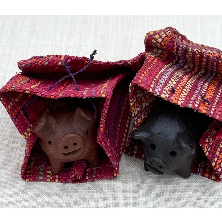 Tesoros Trading Company - Venta al por mayor Figura decorativa - Cerdo de tres patas de arcilla oscura, Chanchito